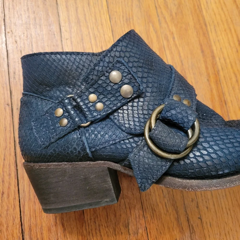 Free People 7.5 Tortuga Blue Snakeskin Embossed‎ Leather Moto Ankle Boots 38